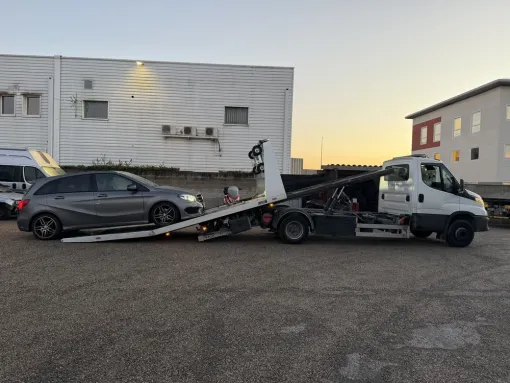 Remorquage avec plateau adapté pour Mercedes Classe B a Morieres les Avignon, Auto Dépannage Service