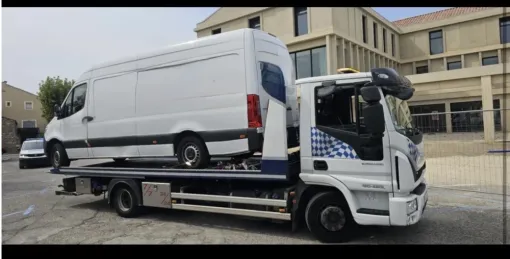 Renault Master remorqué avec précaution depuis Bédarrides jusqu'au garage Renault Truck Vedène, Le Pontet, Auto Dépannage Service