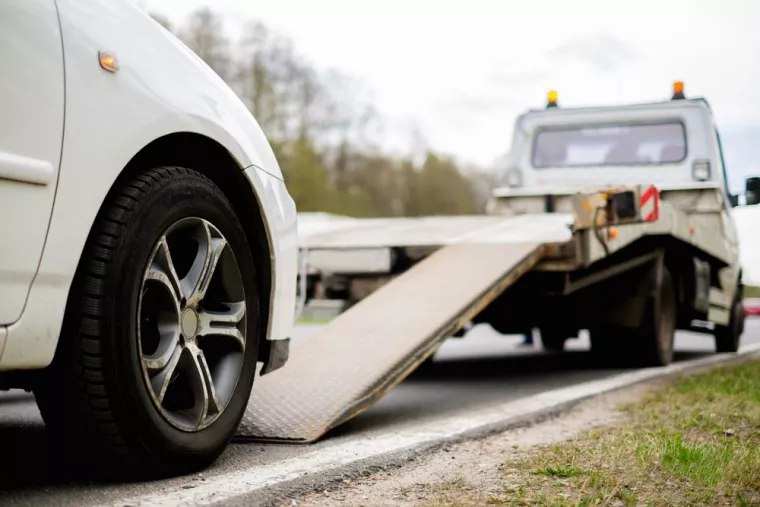 Dépannage rapide de voiture en panne sur le bord de la route, Pontet, Auto Dépannage Service